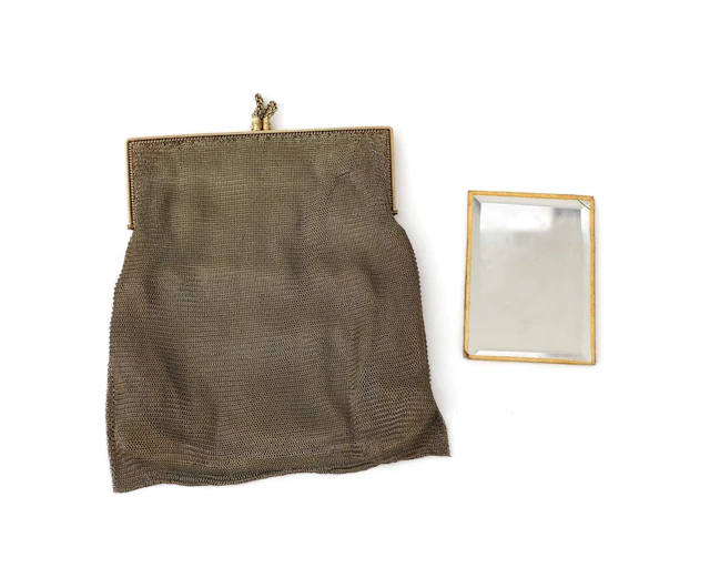 A 14-carat yellow gold chainmail purse