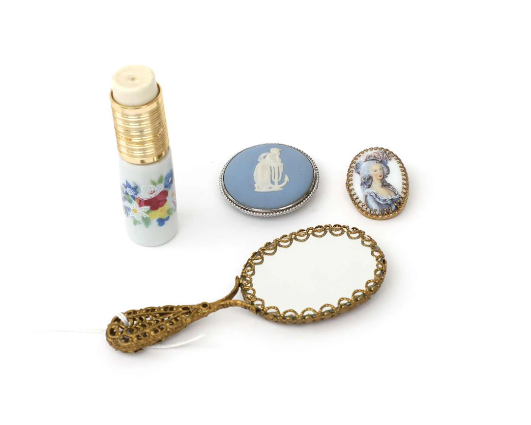 A lot of ceramic jewellery, including a Jasperware Wedgwood brooch (4)