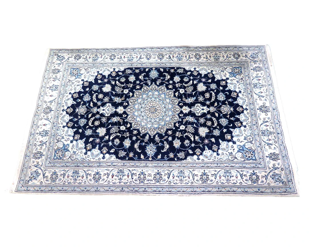An Oriental carpet, 303 x 197 cm
