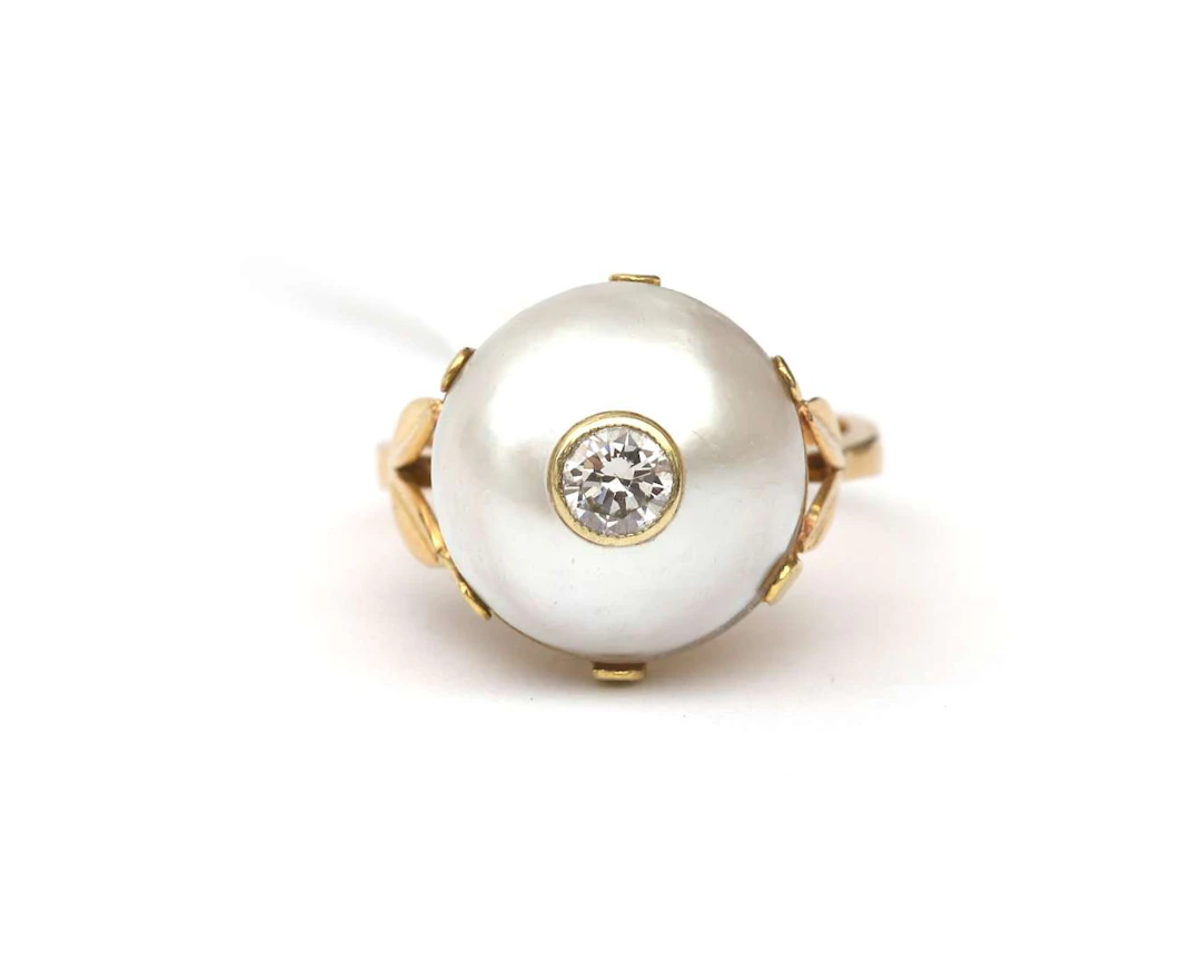 An 18k yellow gold ring with a Mabé pearl and a diamond