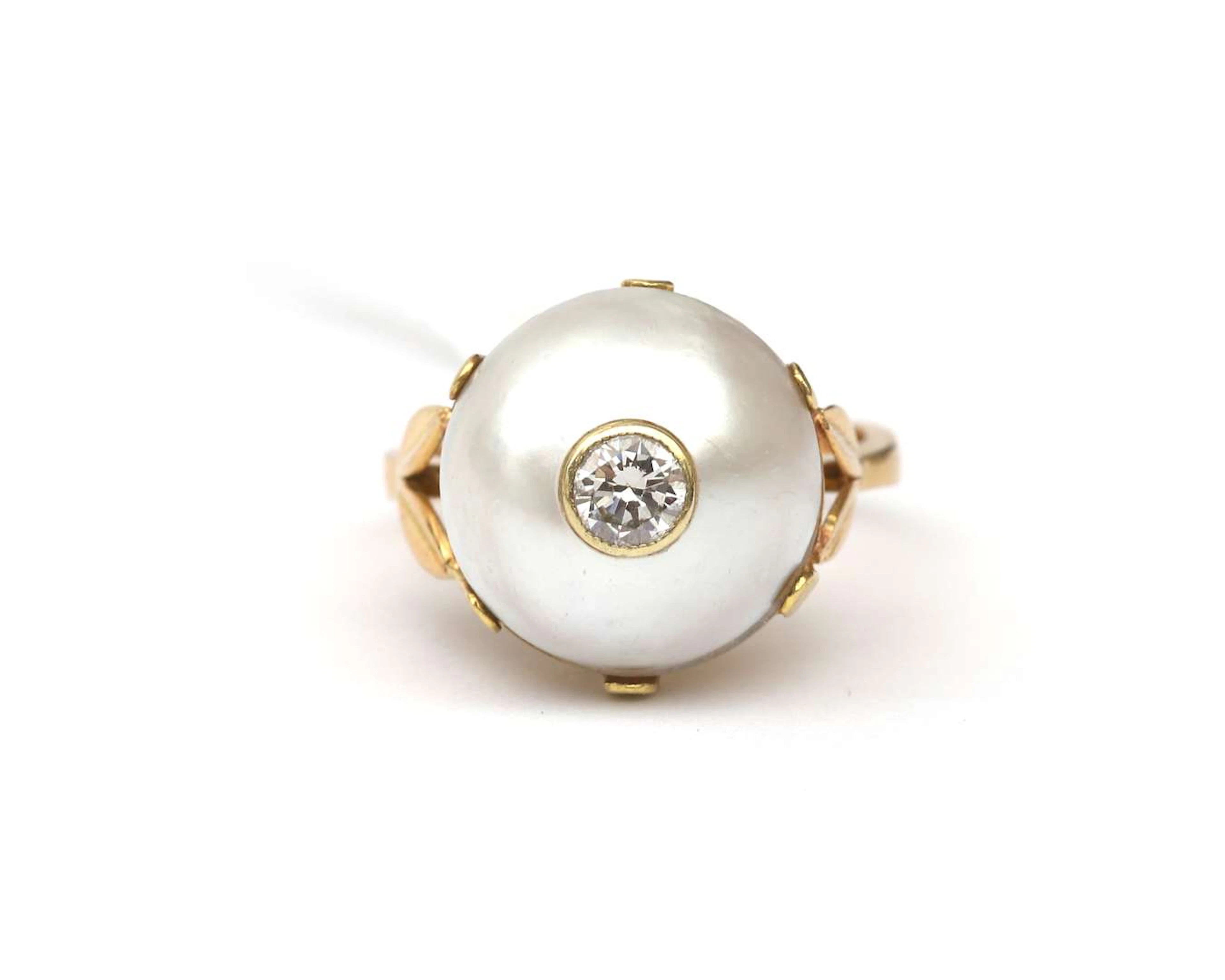 An 18k yellow gold ring with a Mabé pearl and a diamond