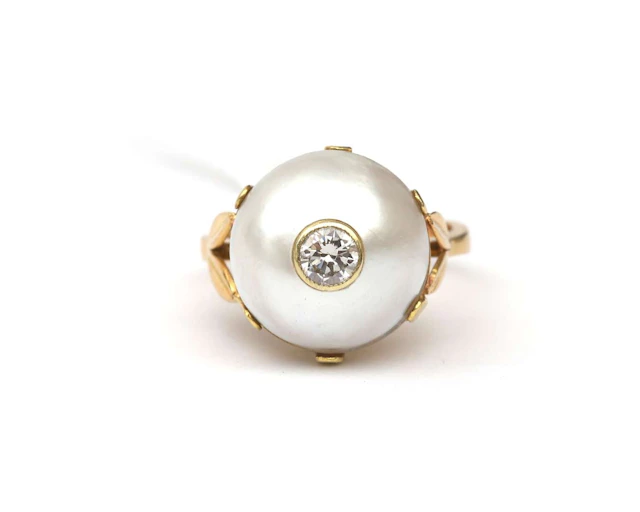An 18k yellow gold ring with a Mabé pearl and a diamond