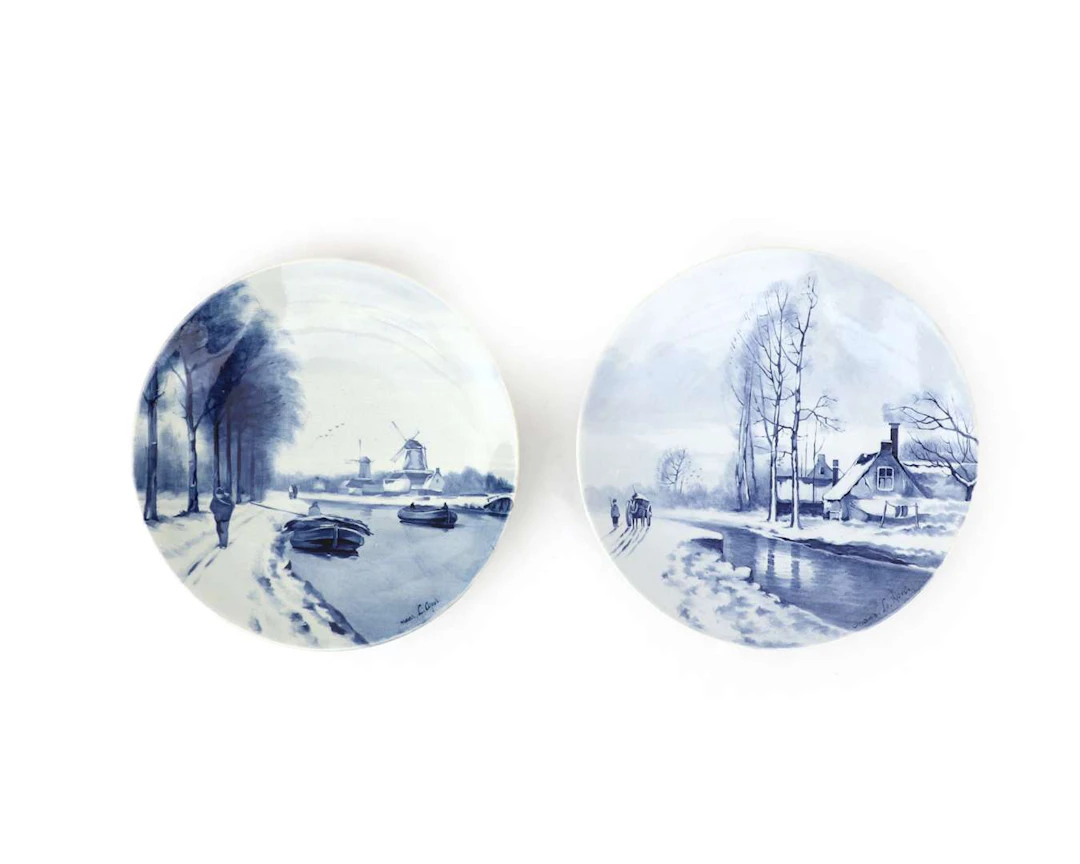 Two Delft Blue wall plates attributed to Louis Apol, *De Porceleyne