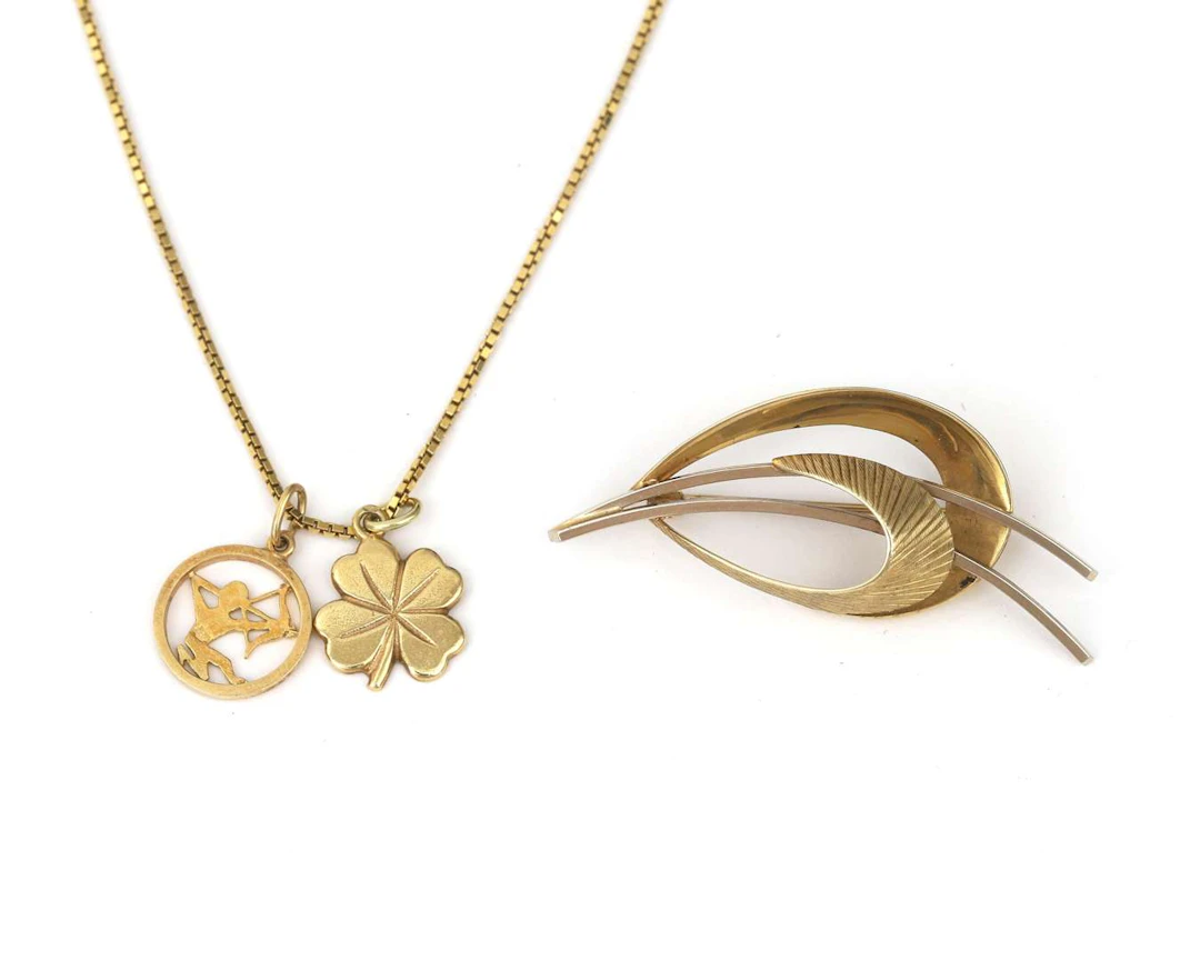 A lot of 14k yellow gold jewellery