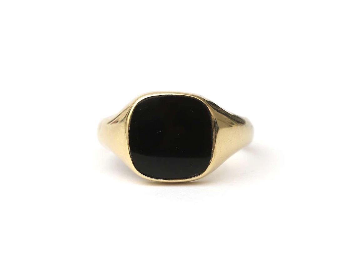 A 14k yellow gold signet ring with onyx