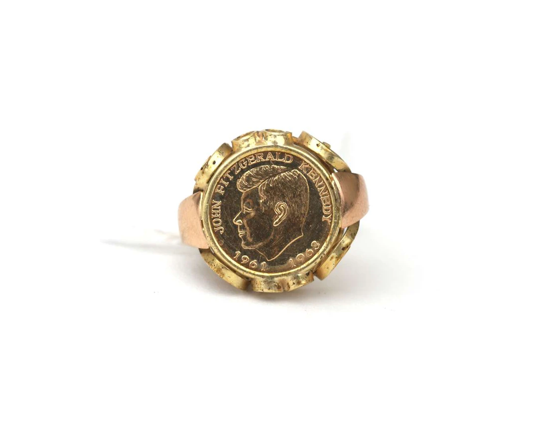 A 14k yellow gold John F. Kennedy coin ring