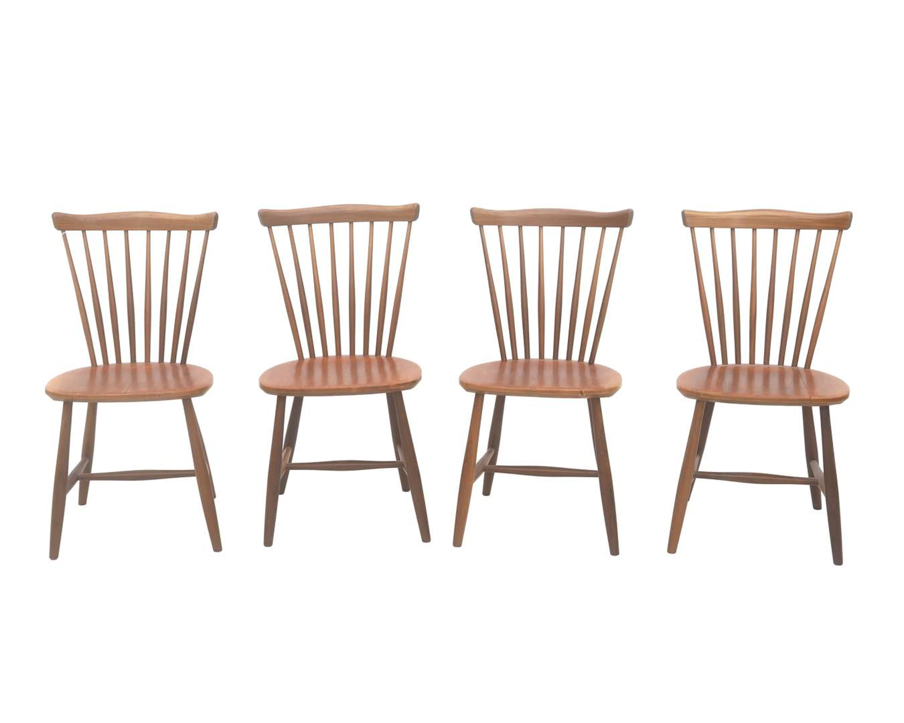 Vier teakhouten spijlenstoelen, ontwerp Yngve Ekström voor Pastoe.