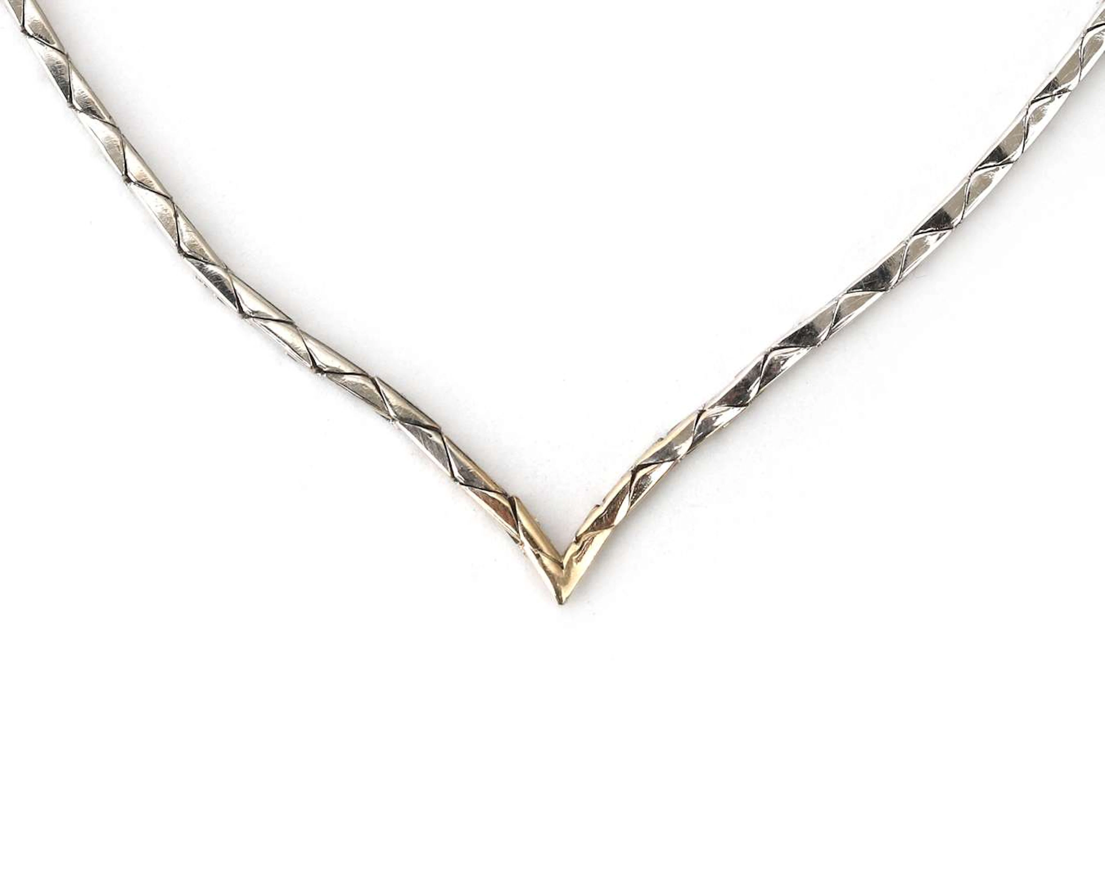 A 14k white gold cobra link necklace