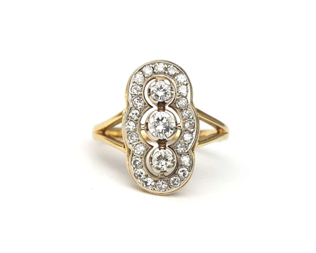 A 14k yellow gold princess ring with a diamond