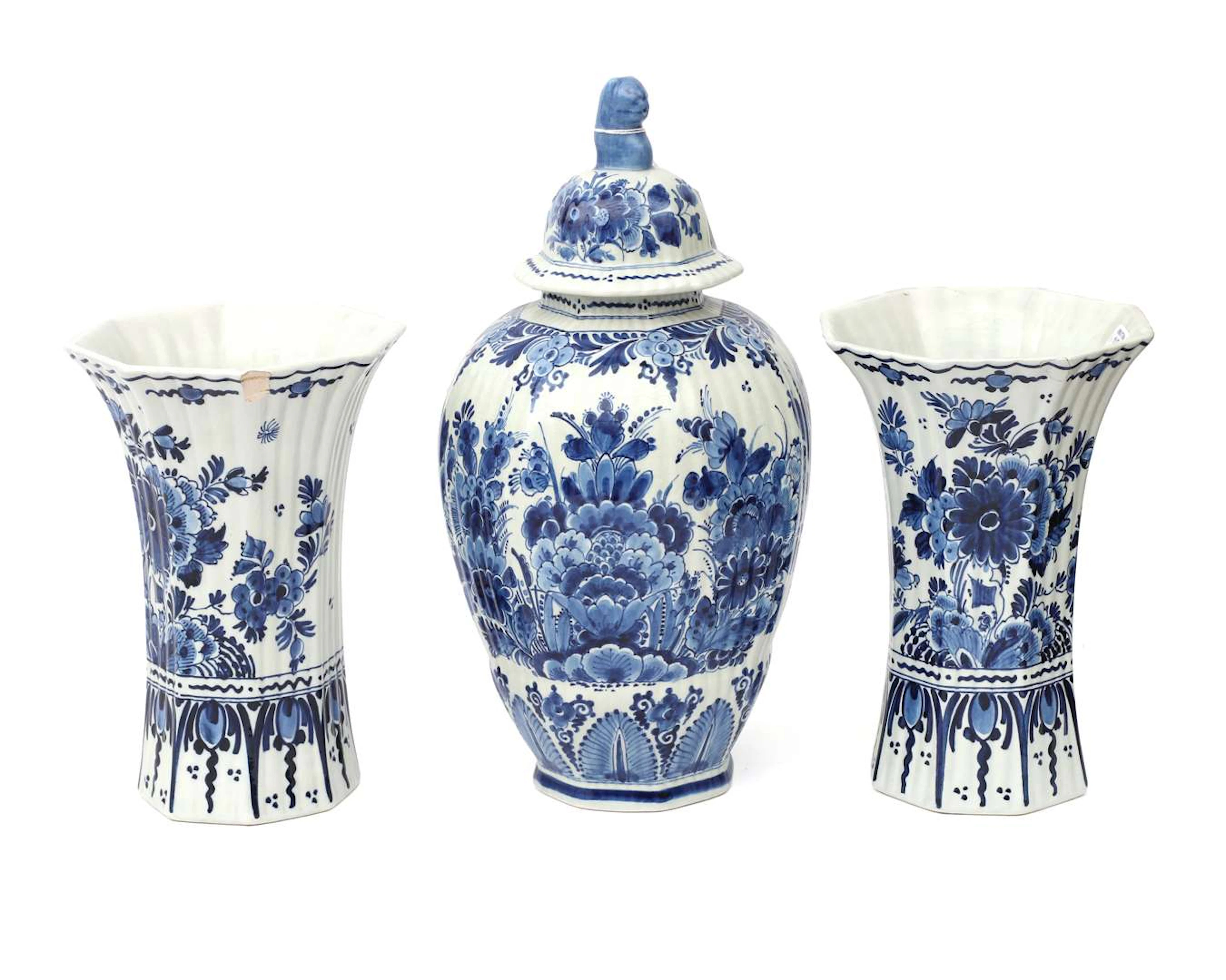 A three-piece Delft Blue cabinet set, *De Porceleyne fles*, 1916 and 1942