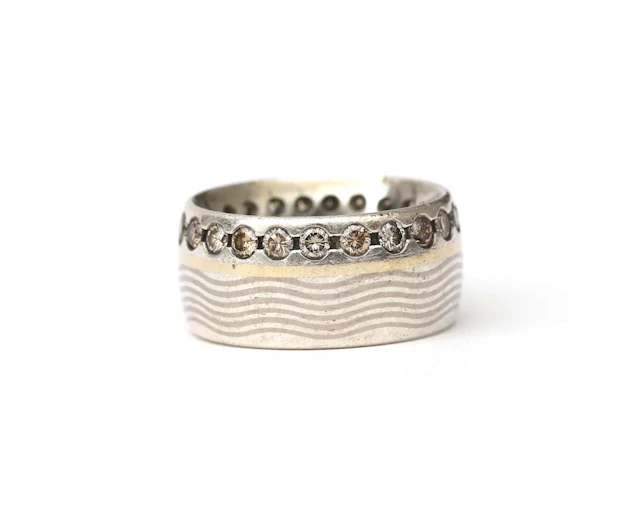 A 'mixed metal' ring in sterling silver and 18-carat yellow gold