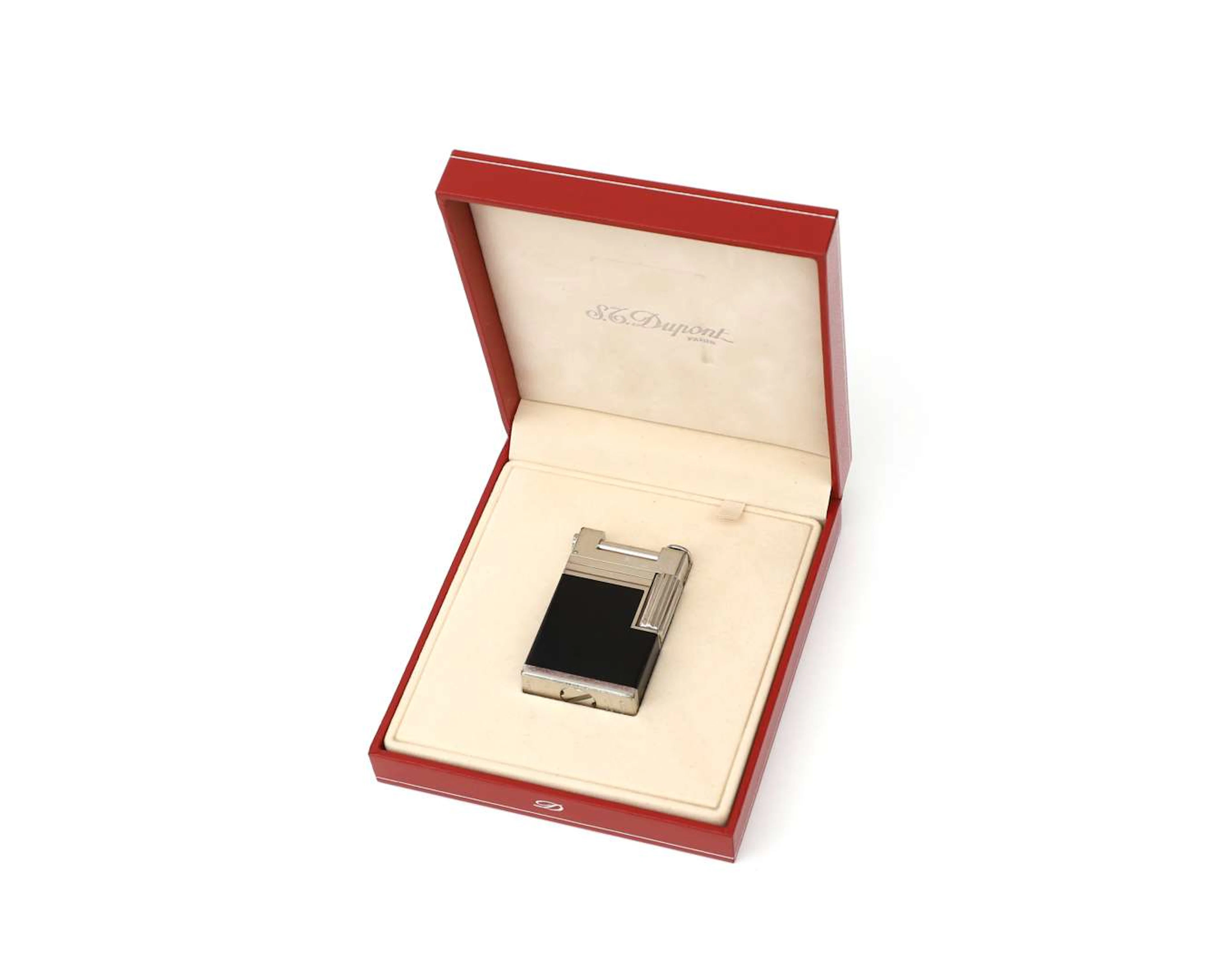 An S.T. Dupont 'Urban' lighter with black Chinese lacquer