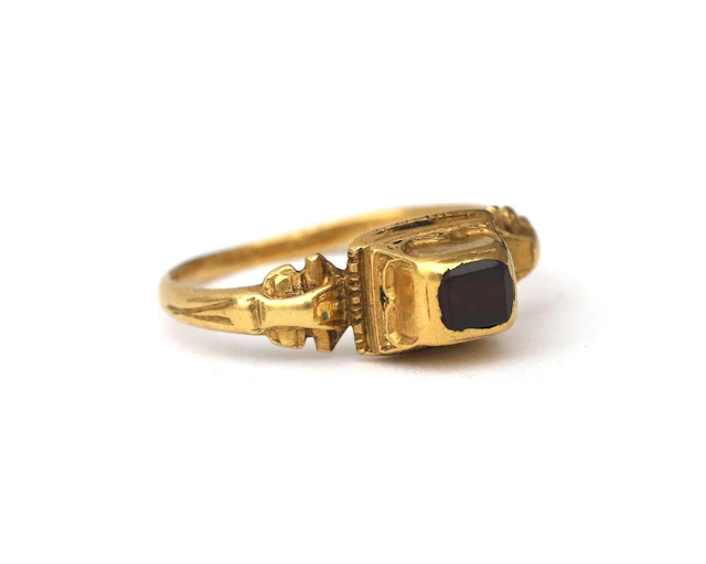 A yellow-gold Renaissance ring set with a garnet, late 16th/early 17th century