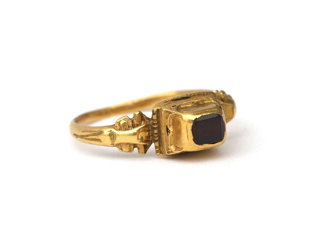 A yellow-gold Renaissance ring set with a garnet, late 16th/early 17th century