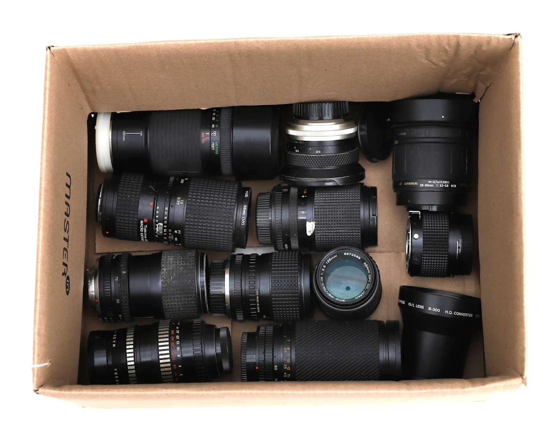 A collection of lenses and telephoto lenses (12)