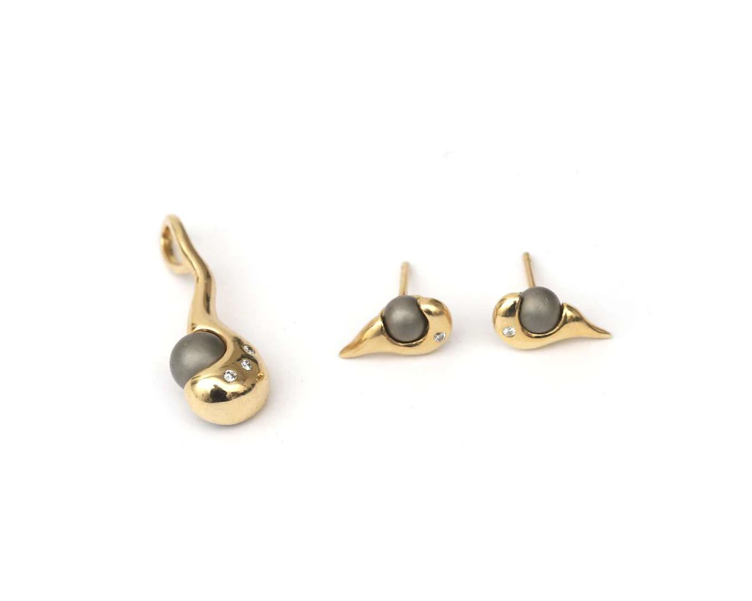 A set comprising a 14-carat yellow gold pendant and a pair of diamond