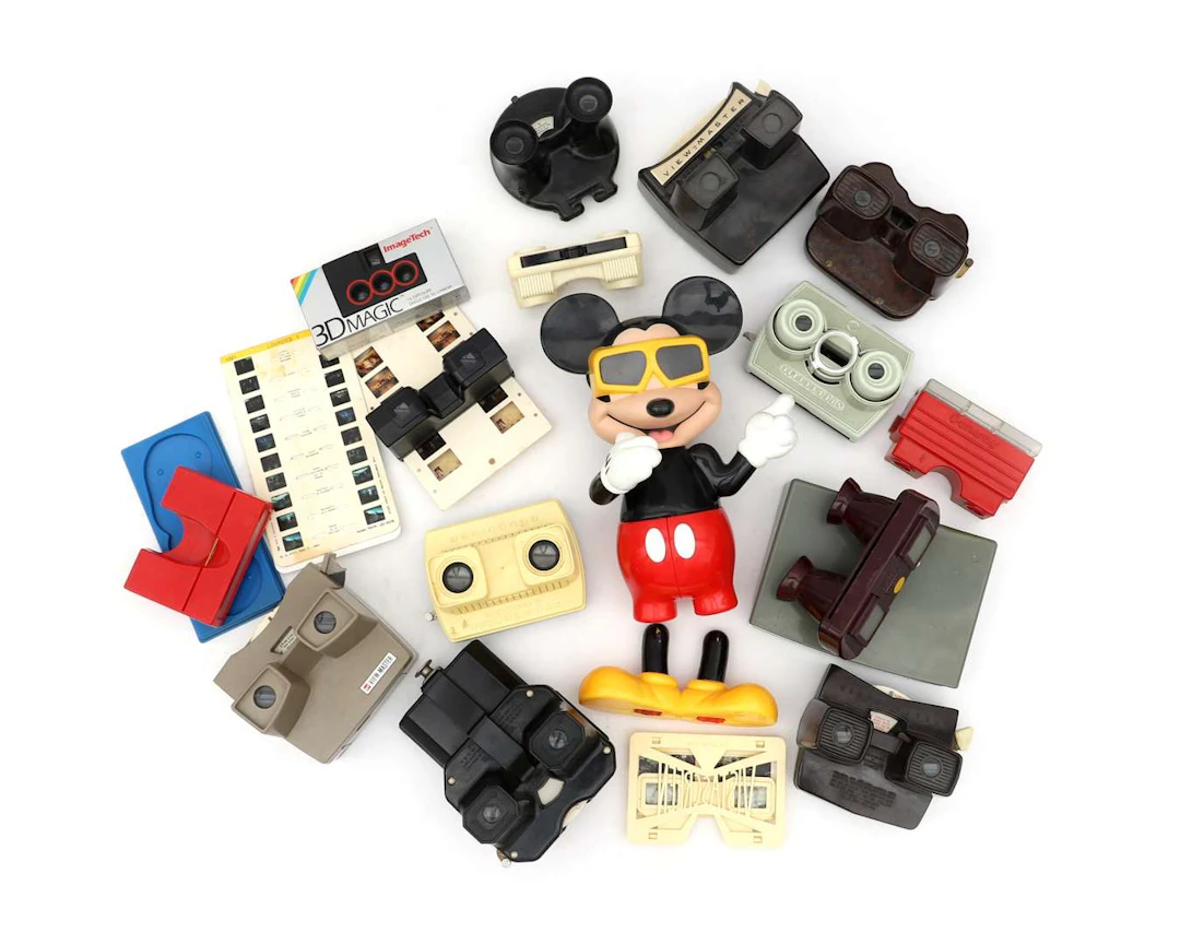 A collection of stereoscopes / View-Masters (17)