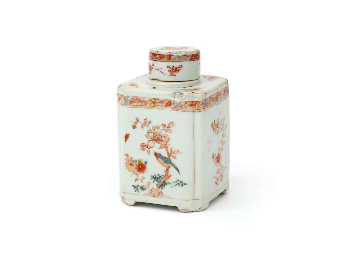 A porcelain tea caddy, China, 18th century