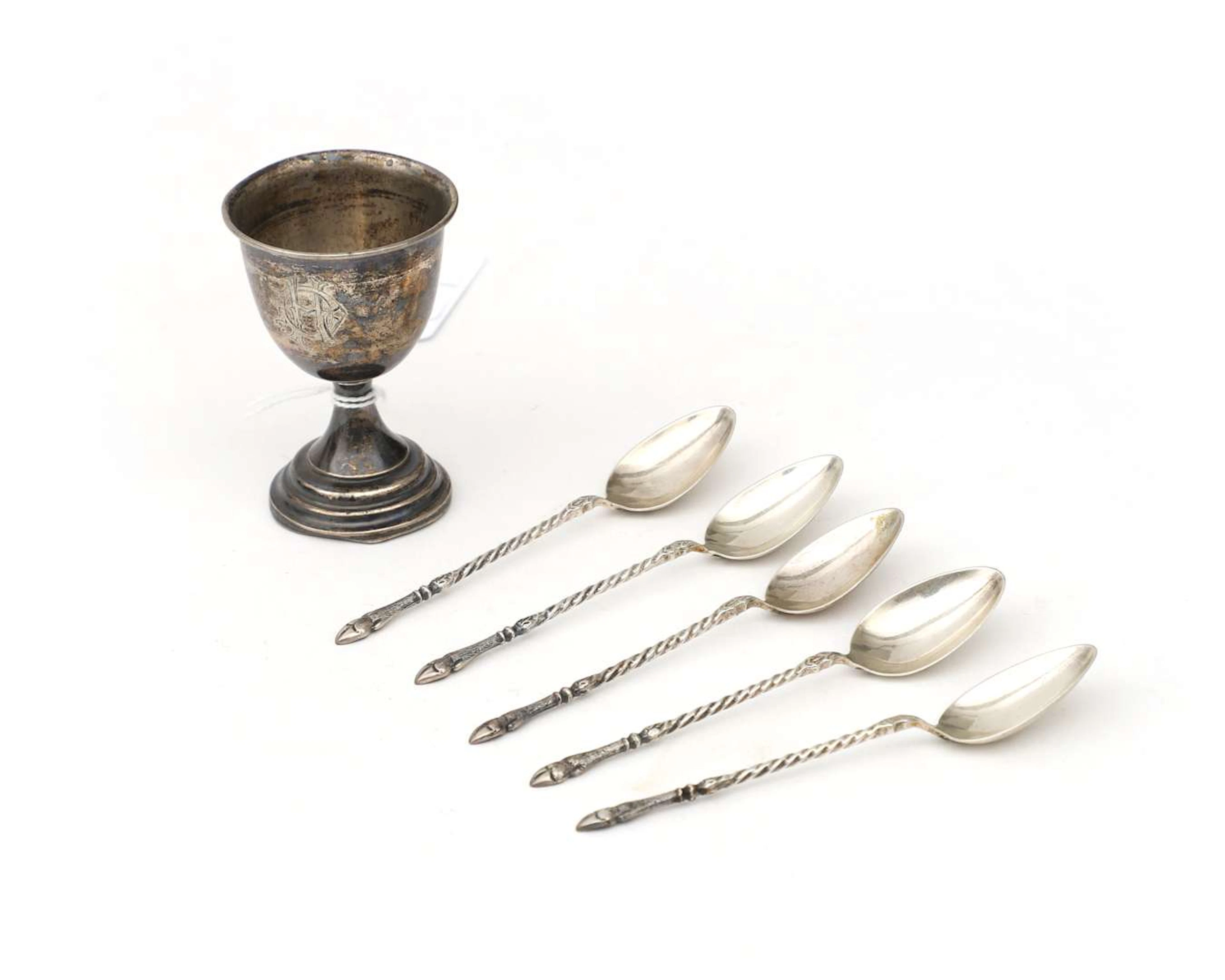 A silver egg cup of 2nd fineness and five teaspoons (6)