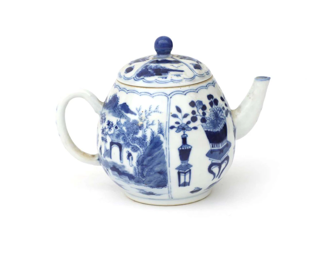A porcelain teapot, China, 19th century