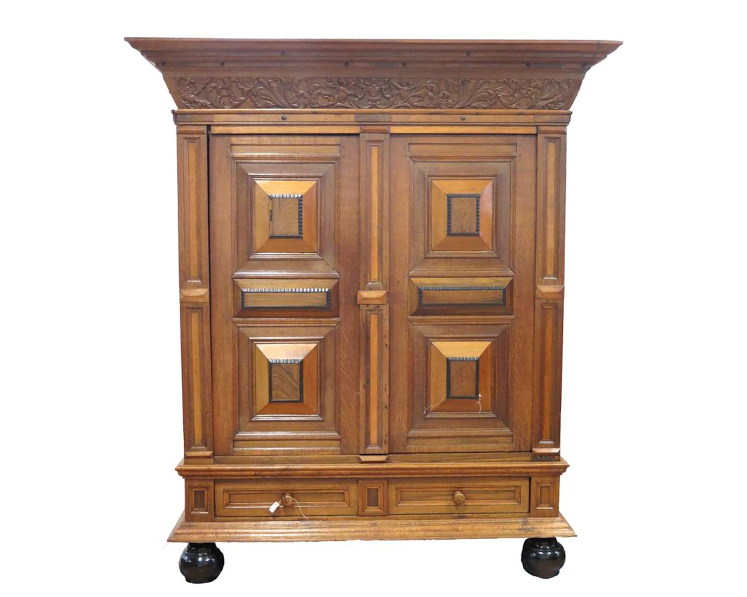 An oak cushion cabinet with a carved frieze. 19th/20th century