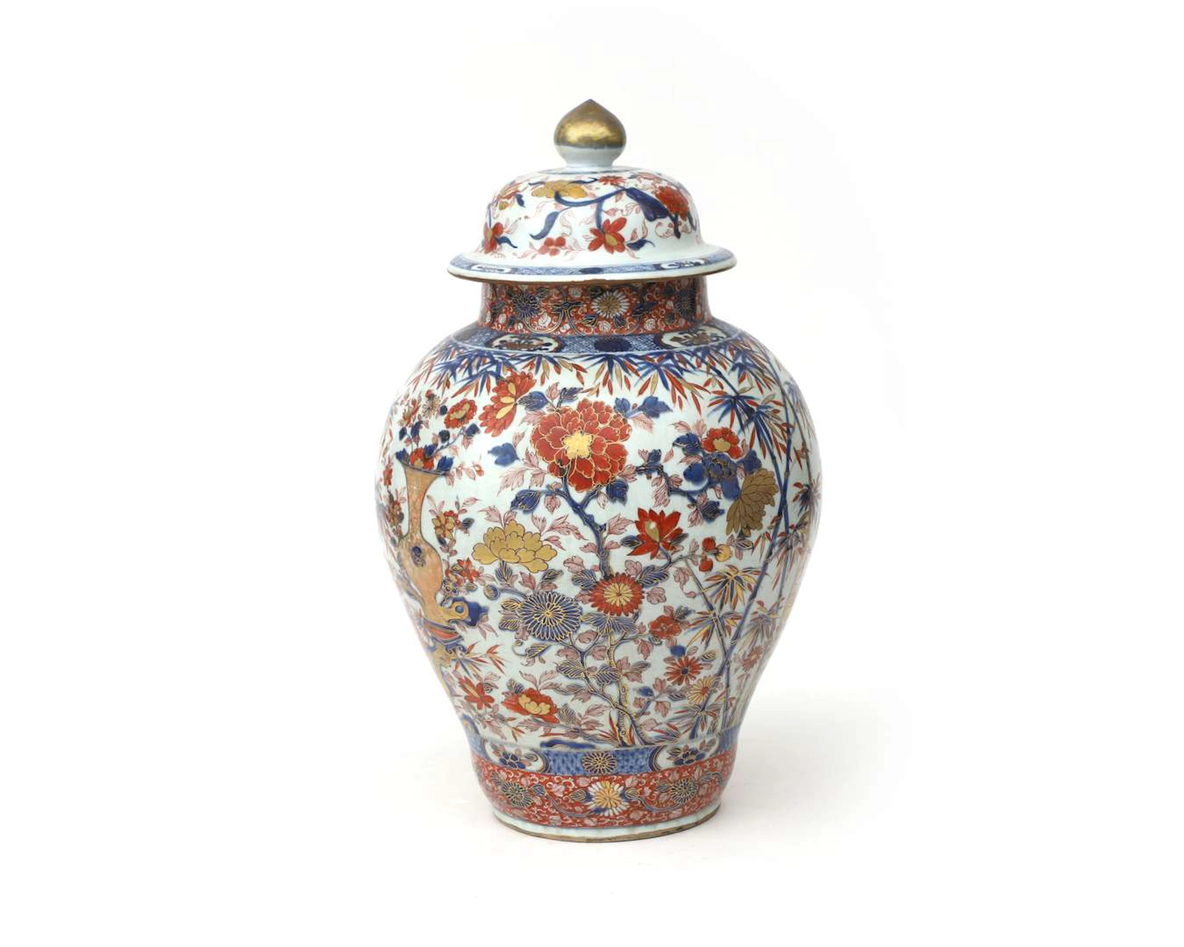A porcelain lidded vase, China, Kangxi/Yongzheng, 18th century