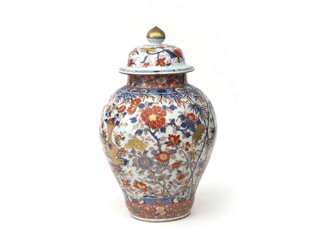 A porcelain lidded vase, China, Kangxi/Yongzheng, 18th century