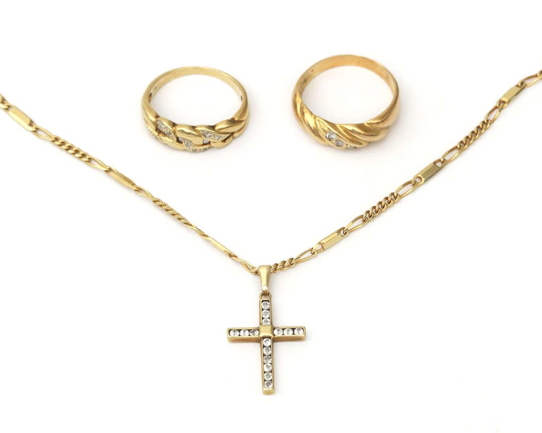 A lot comprising with items of 14k yellow gold jewellery, including