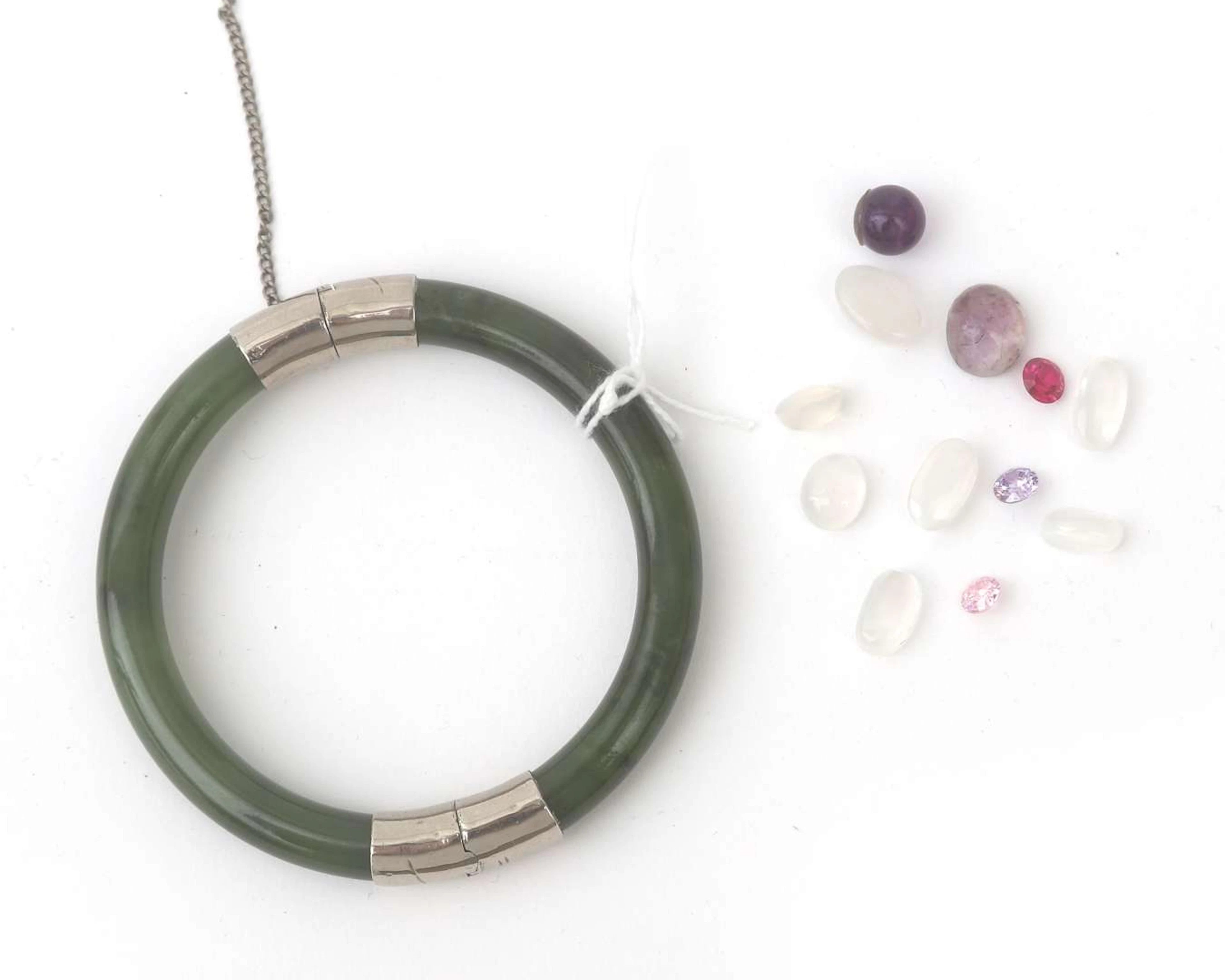 Een bangle armband van nefriet jade en diverse losse stenen