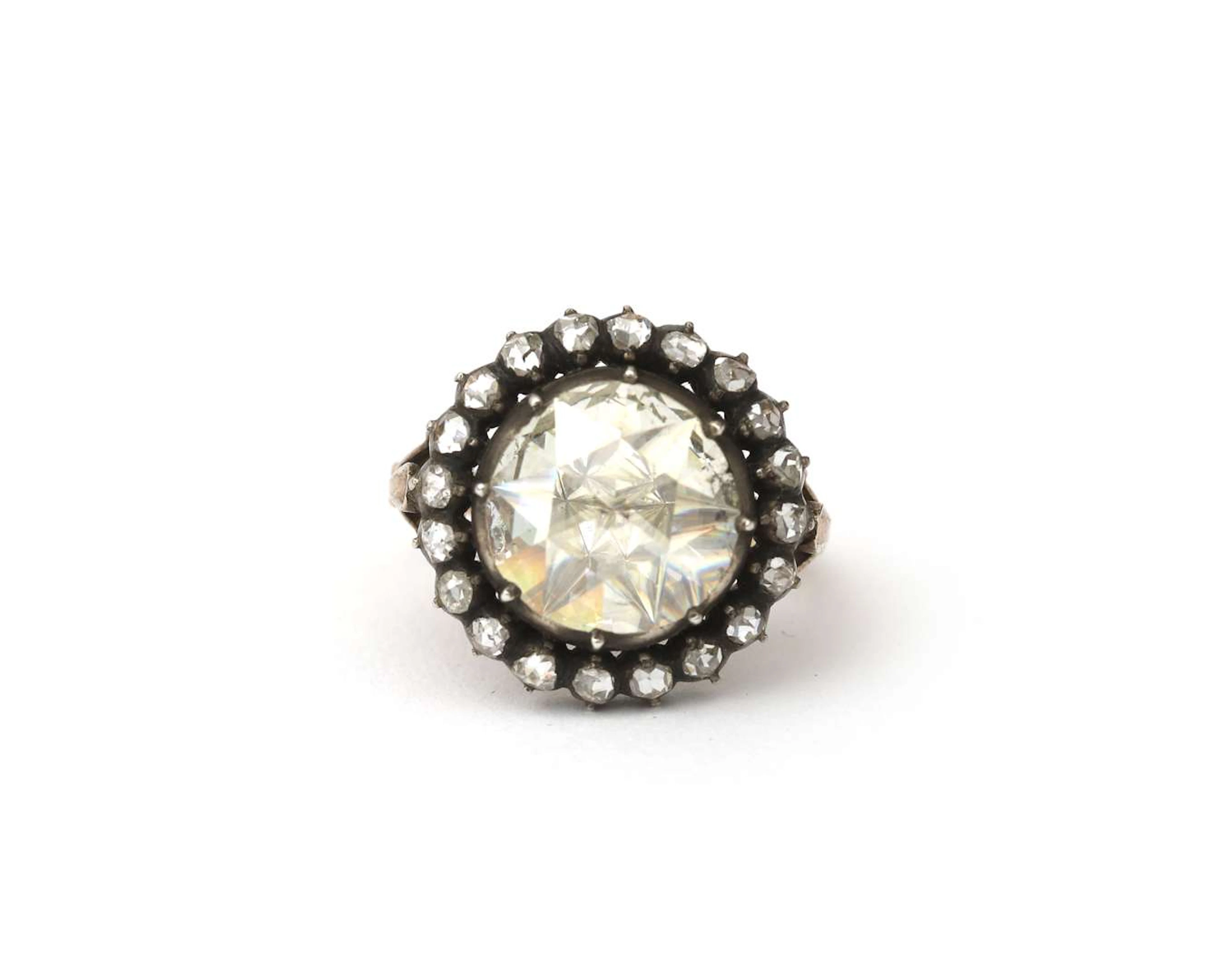 An 18-carat yellow gold ring with a silver setting, featuring a rose-cut