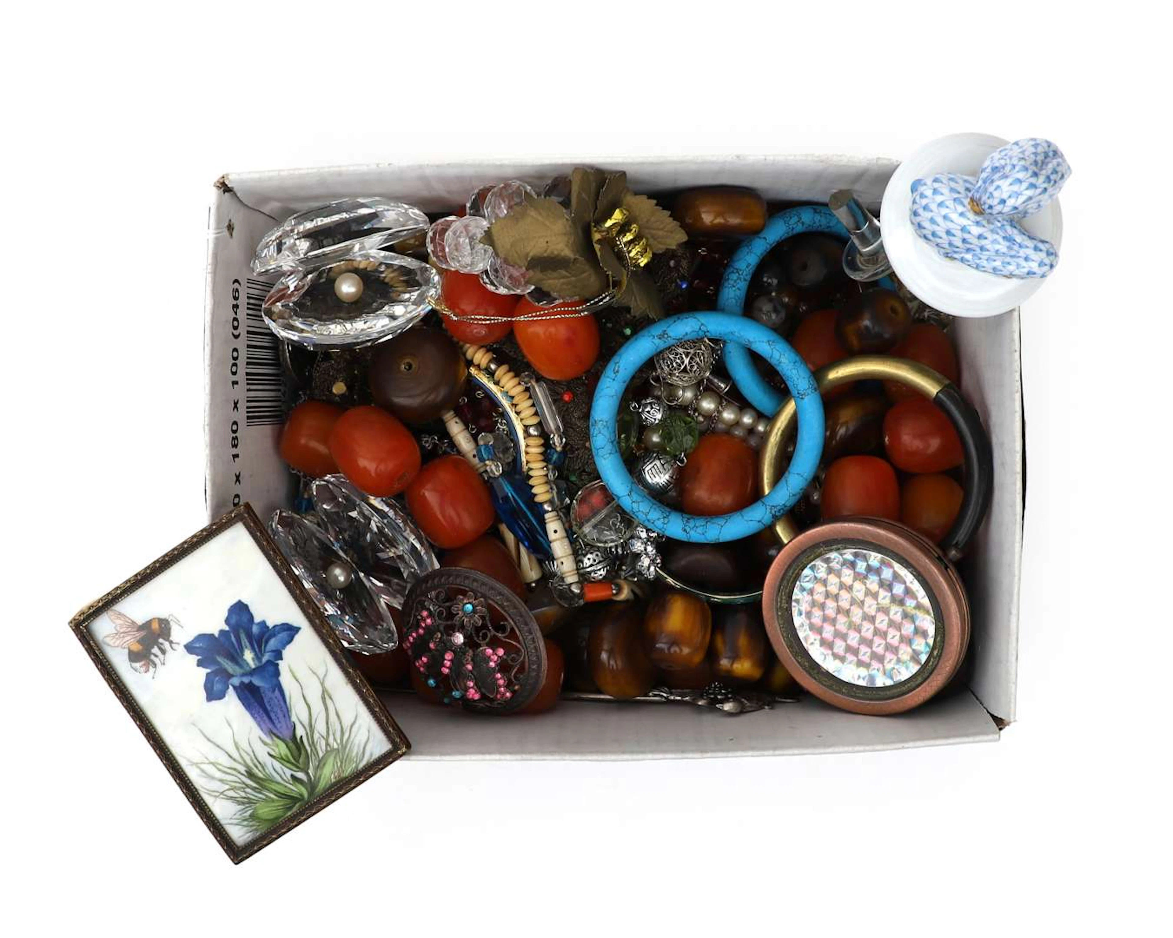 A lot containing a Herend figurine and jewellery