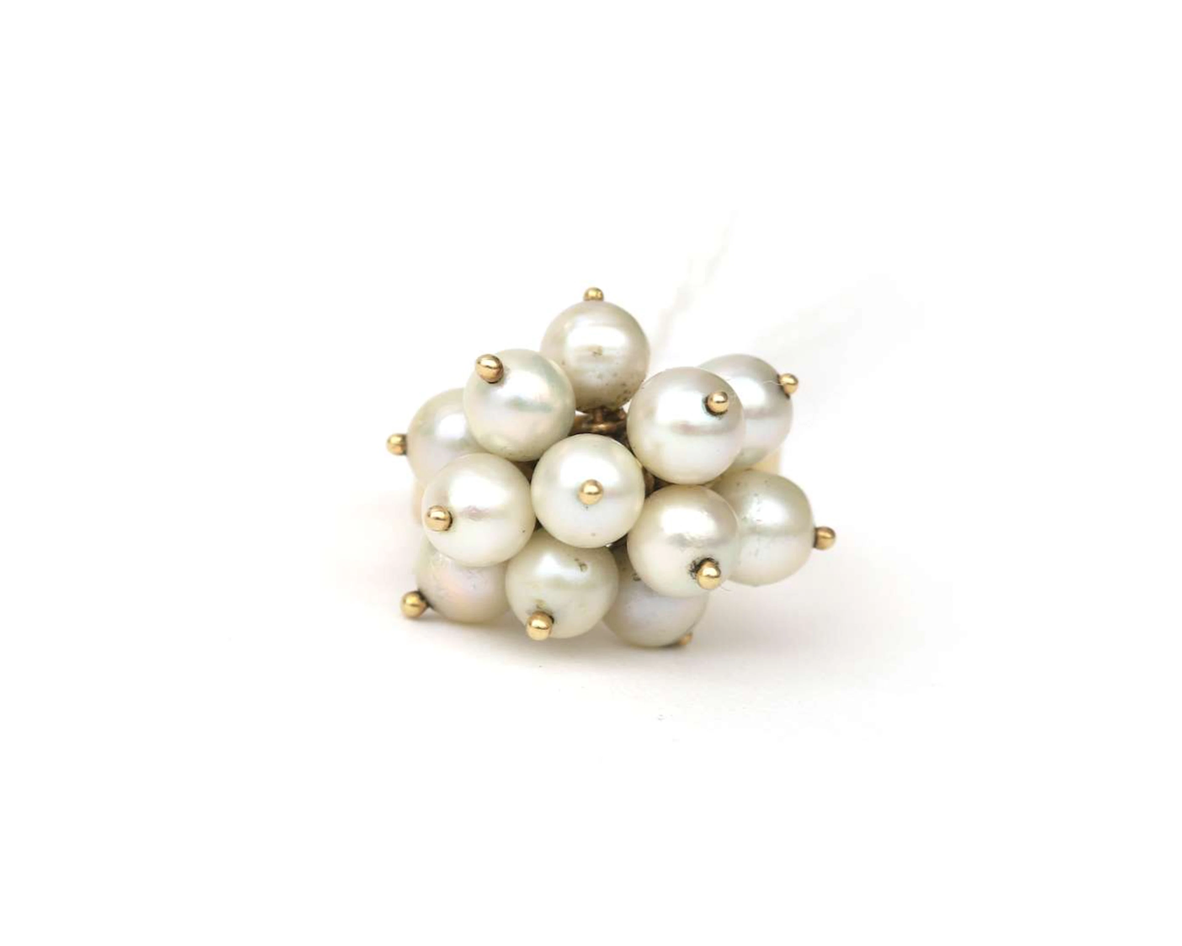 A 14-carat yellow gold ring with movable cultivé pearls