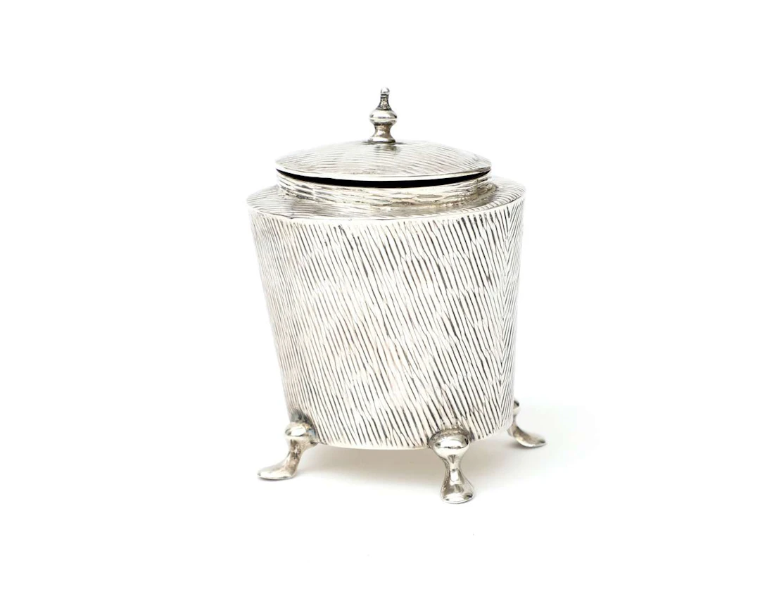 A silver tea caddy, England, Sheffield, 1905