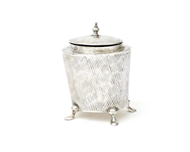 A silver tea caddy, England, Sheffield, 1905