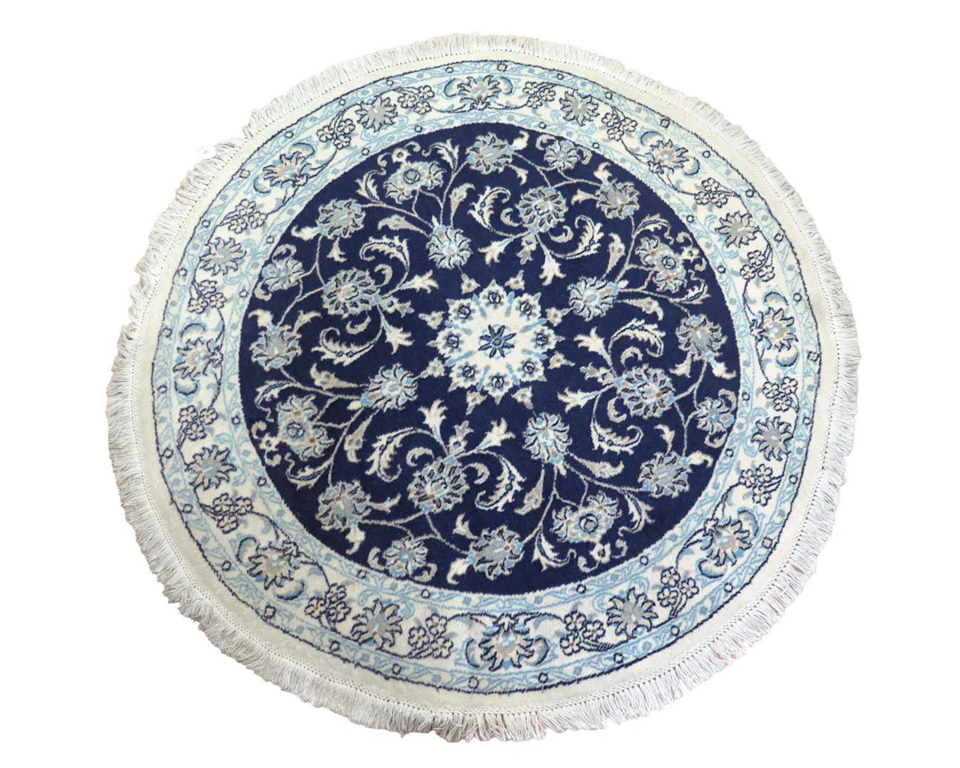 A round Oriental carpet, 148 cm in diameter.