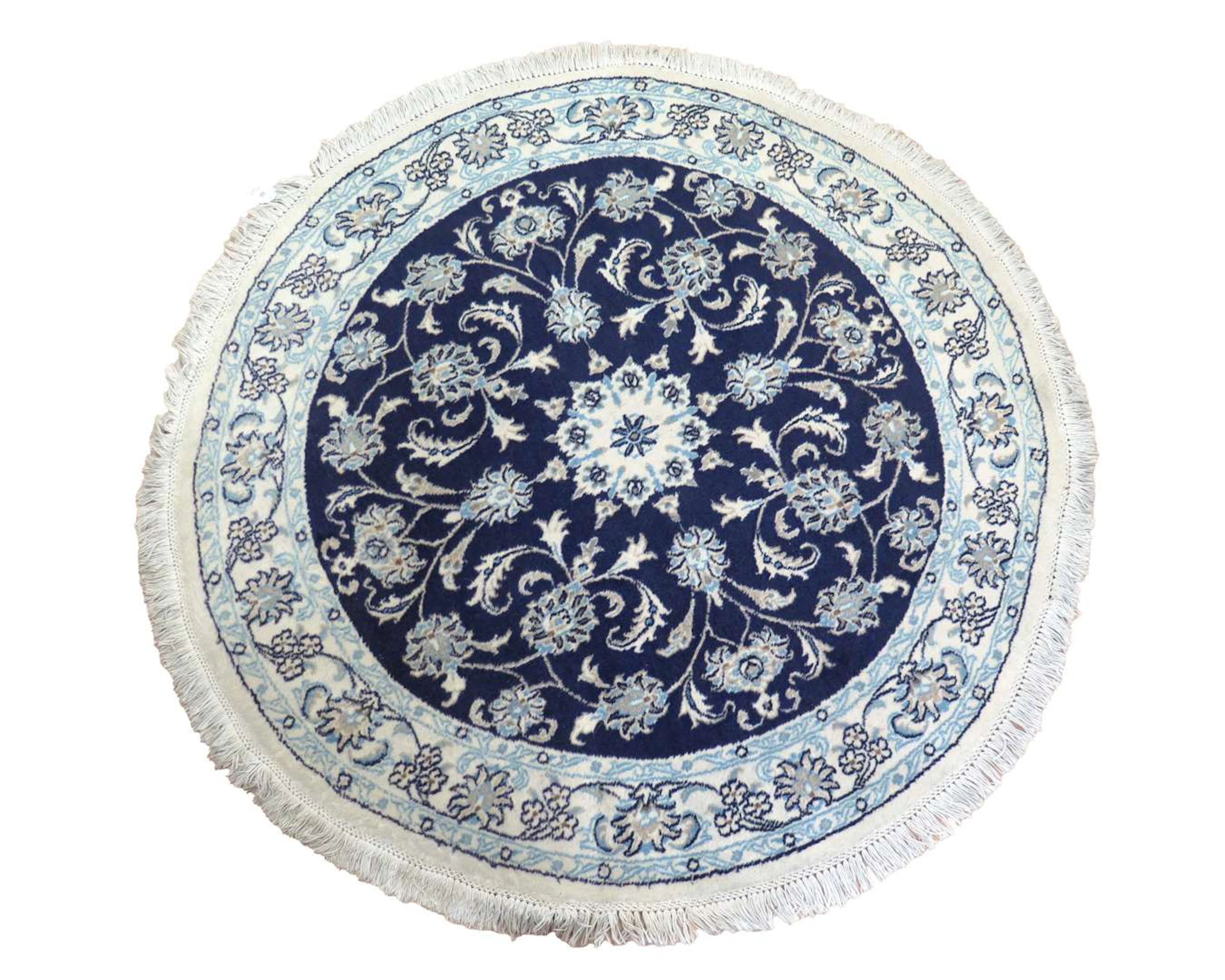 A round Oriental carpet, 148 cm in diameter.