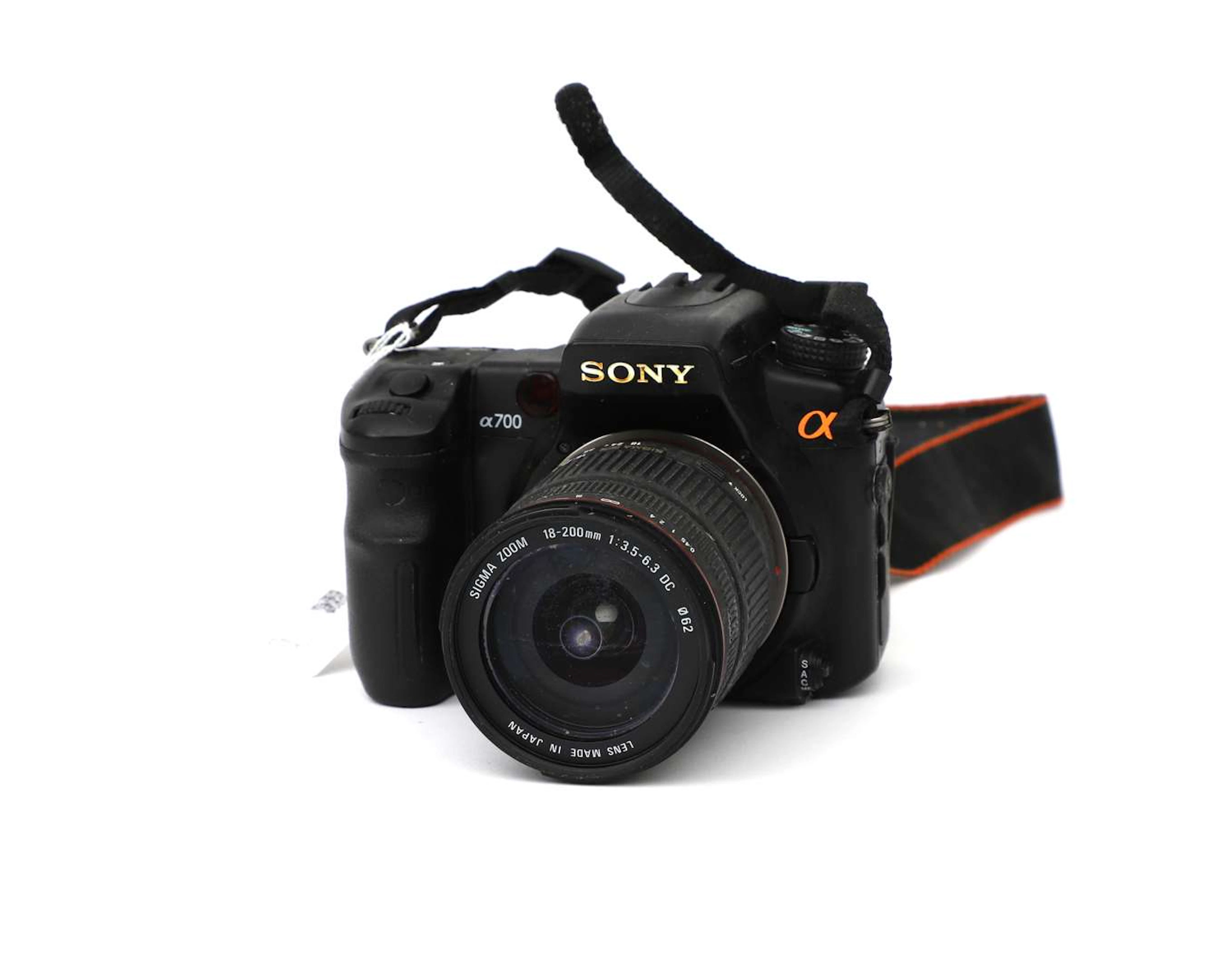 A Sony Alpha 700 with an 18–200 mm zoom lens