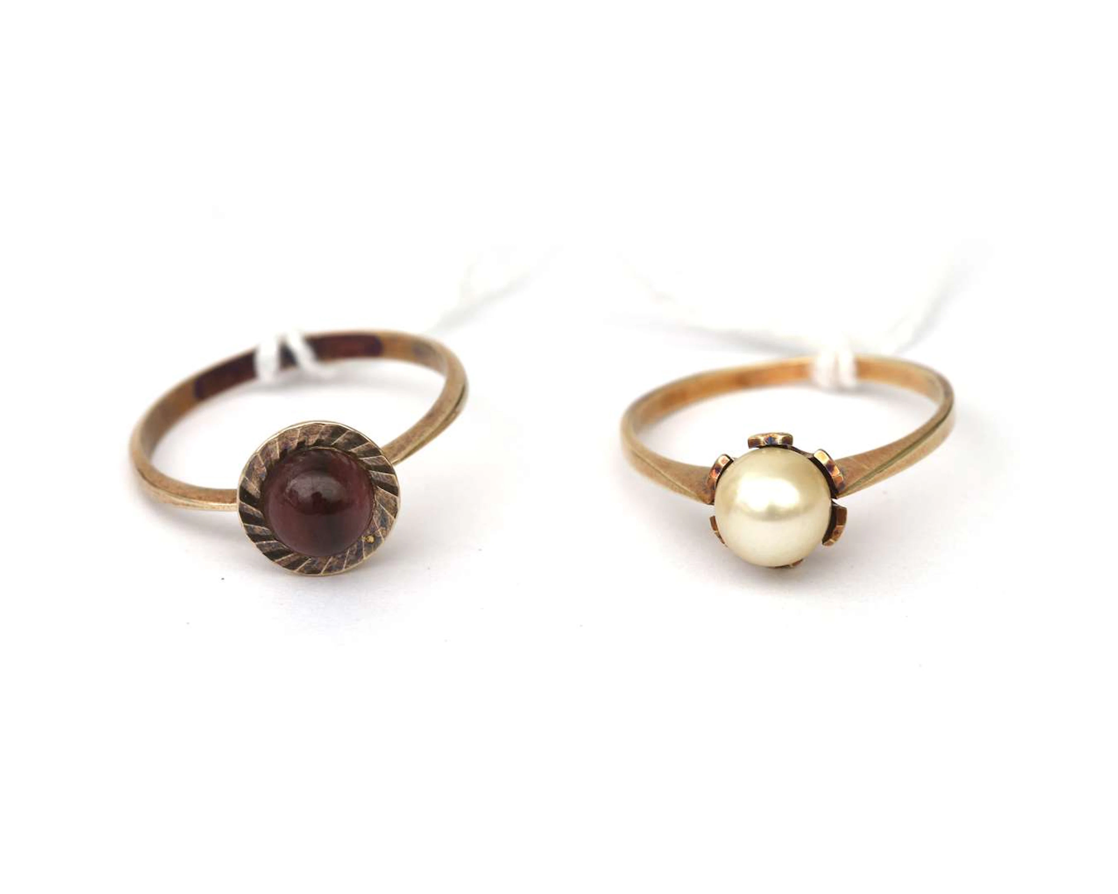 Two yellow gold rings, with rhodonite and cultivé pearl