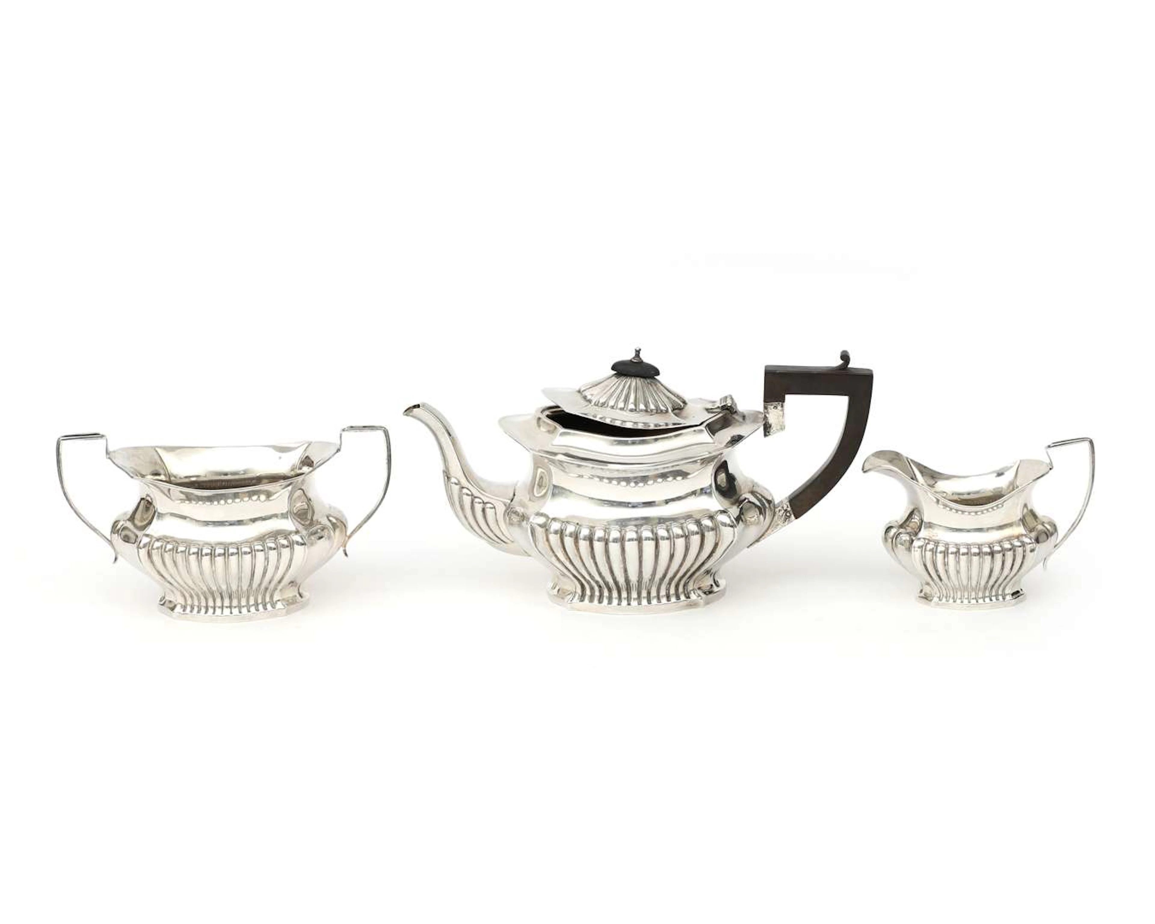 A three-piece silver tea set, England, Birmingham, 1910