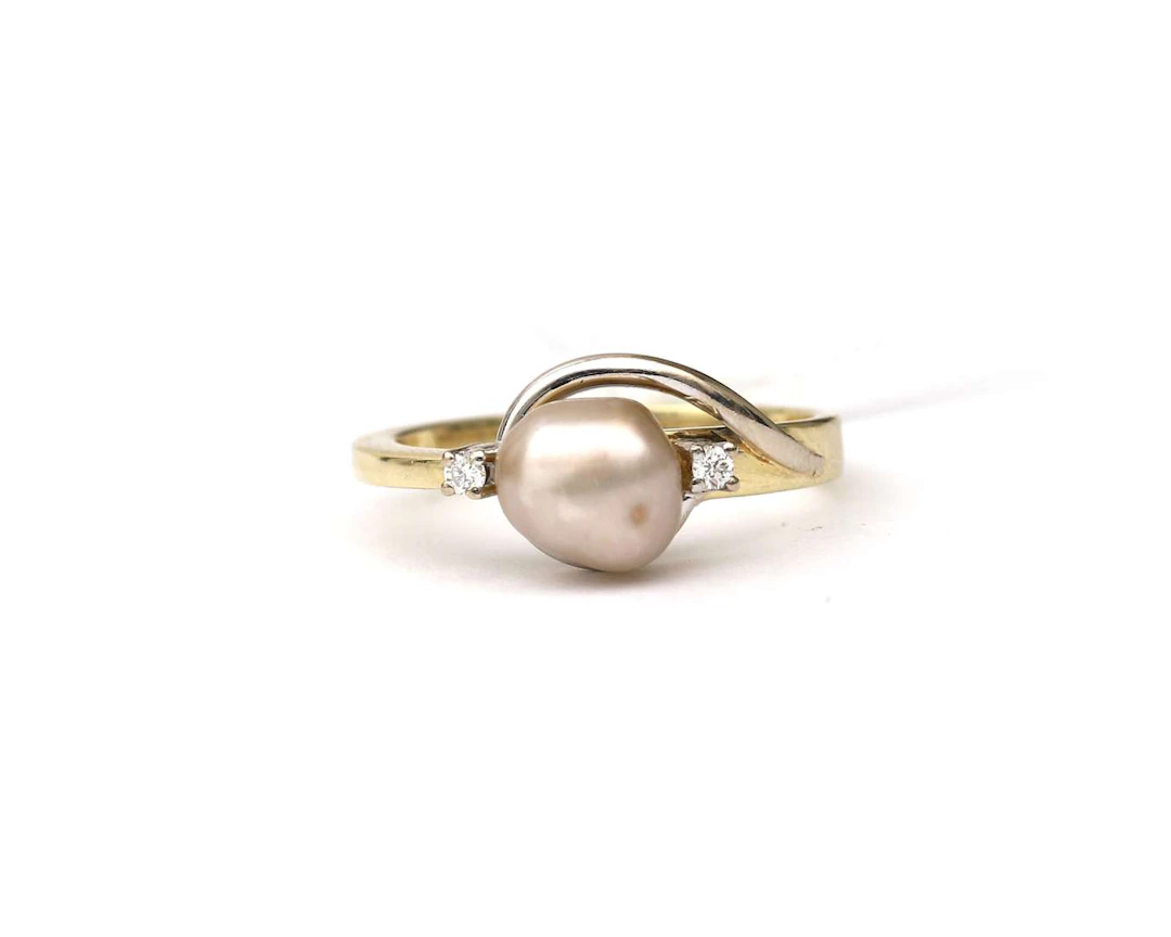 A 14-carat two-tone gold ring with a pearl and a diamond