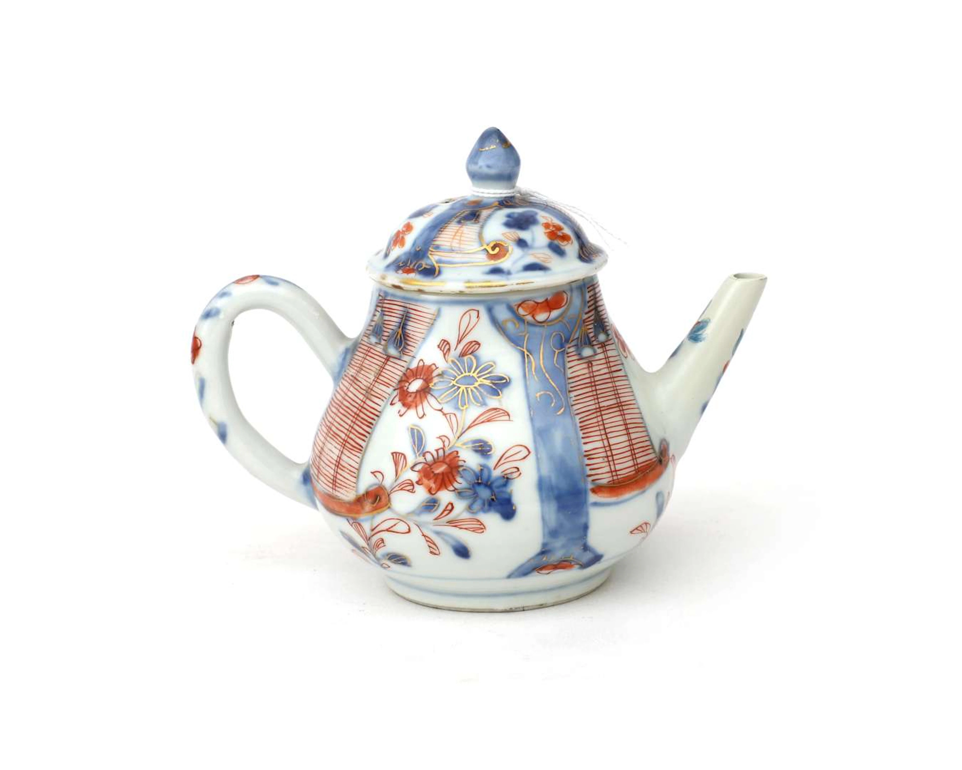 A porcelain teapot, China, 18th century