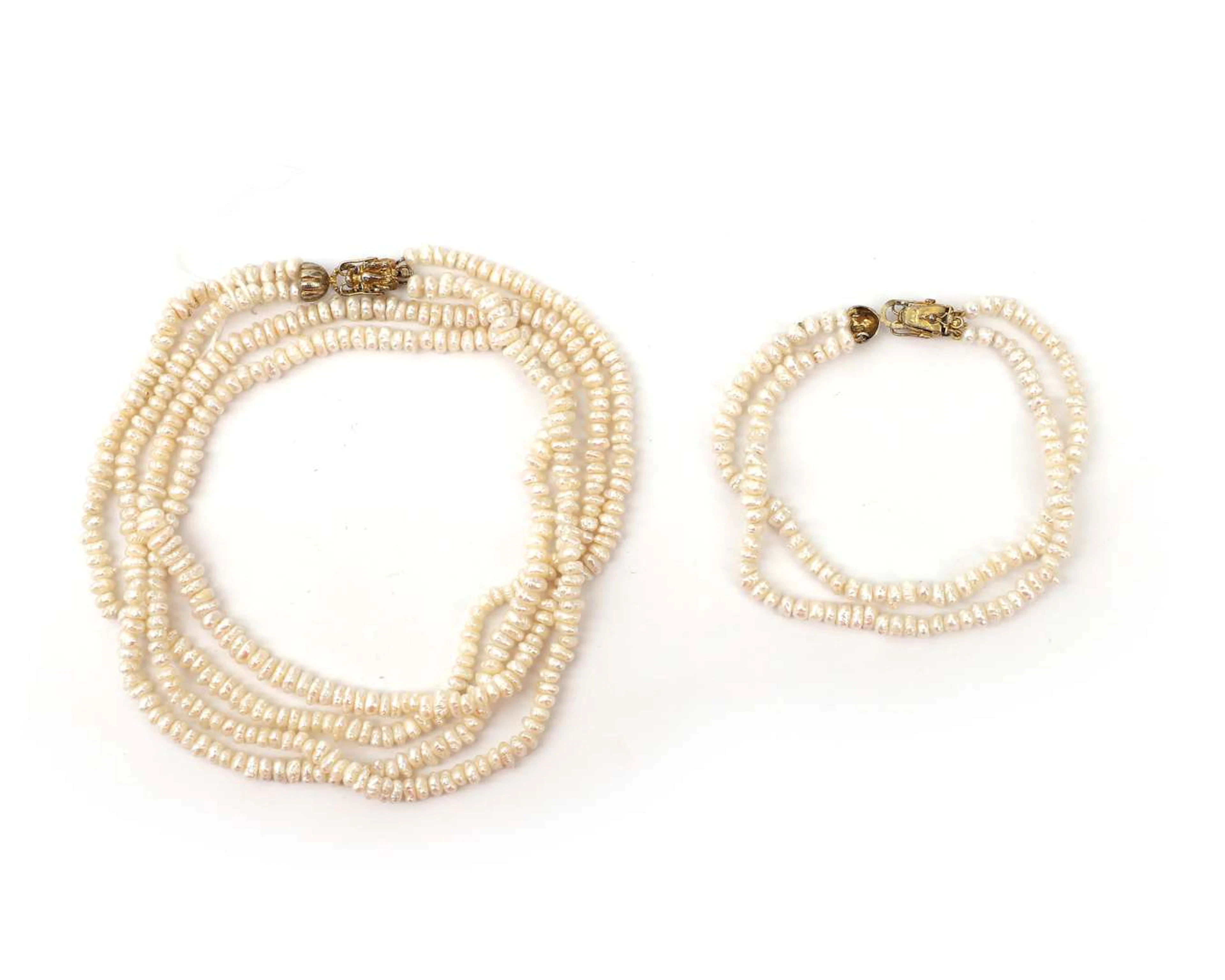 A set comprising a necklace and bracelet made of rice pearls, with
