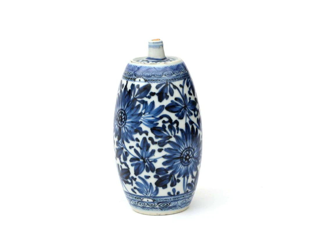 A porcelain gin decanter, China, 18th century