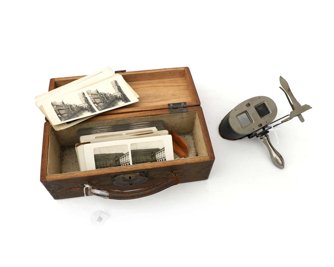A metal stereoscope with stereo photographs, Paris, c. 1925