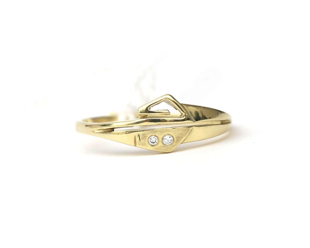 A 14k yellow gold ring with diamonds