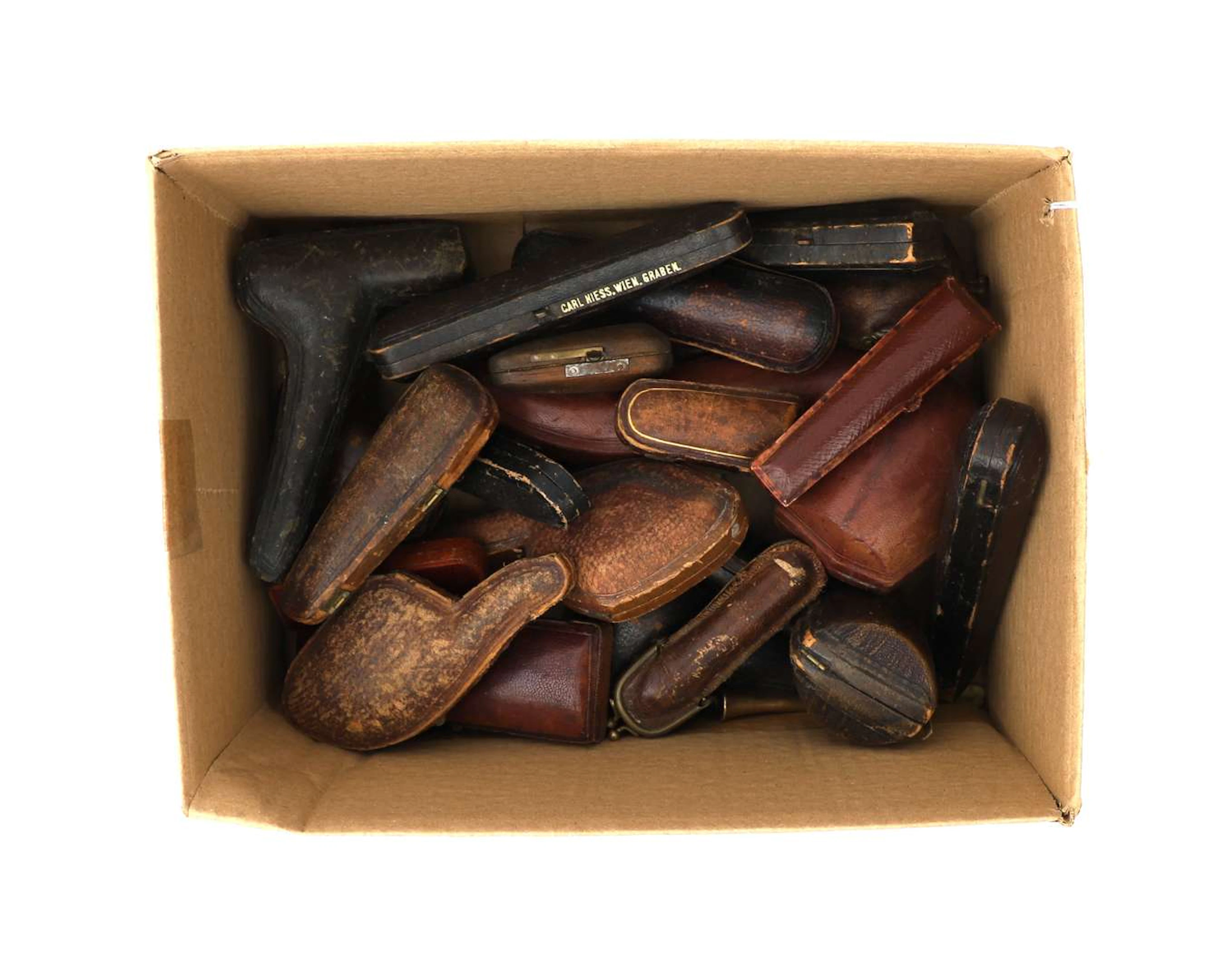 A lot comprising a collection of tobacco pipes (20)