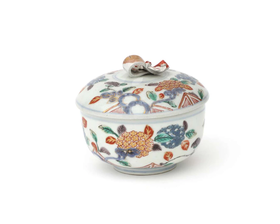 A porcelain lidded jar, Japan, 18th century