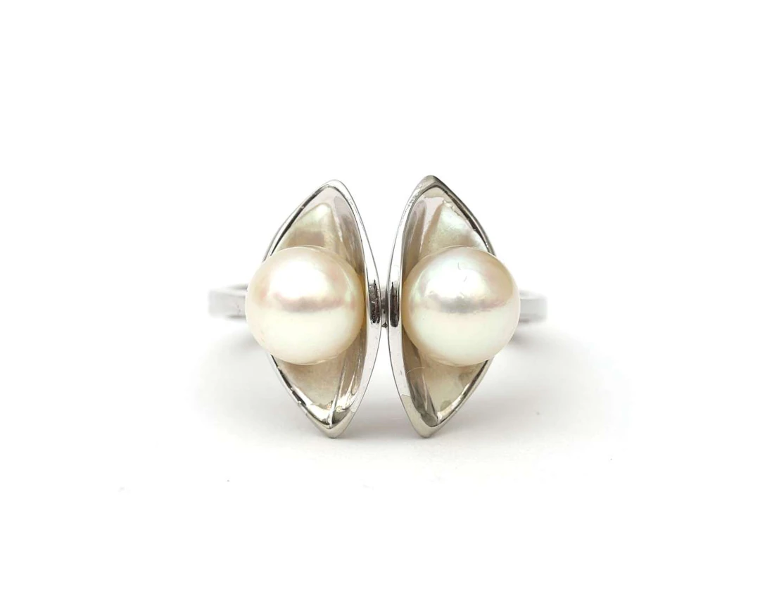A 14k white gold ring with pearls
