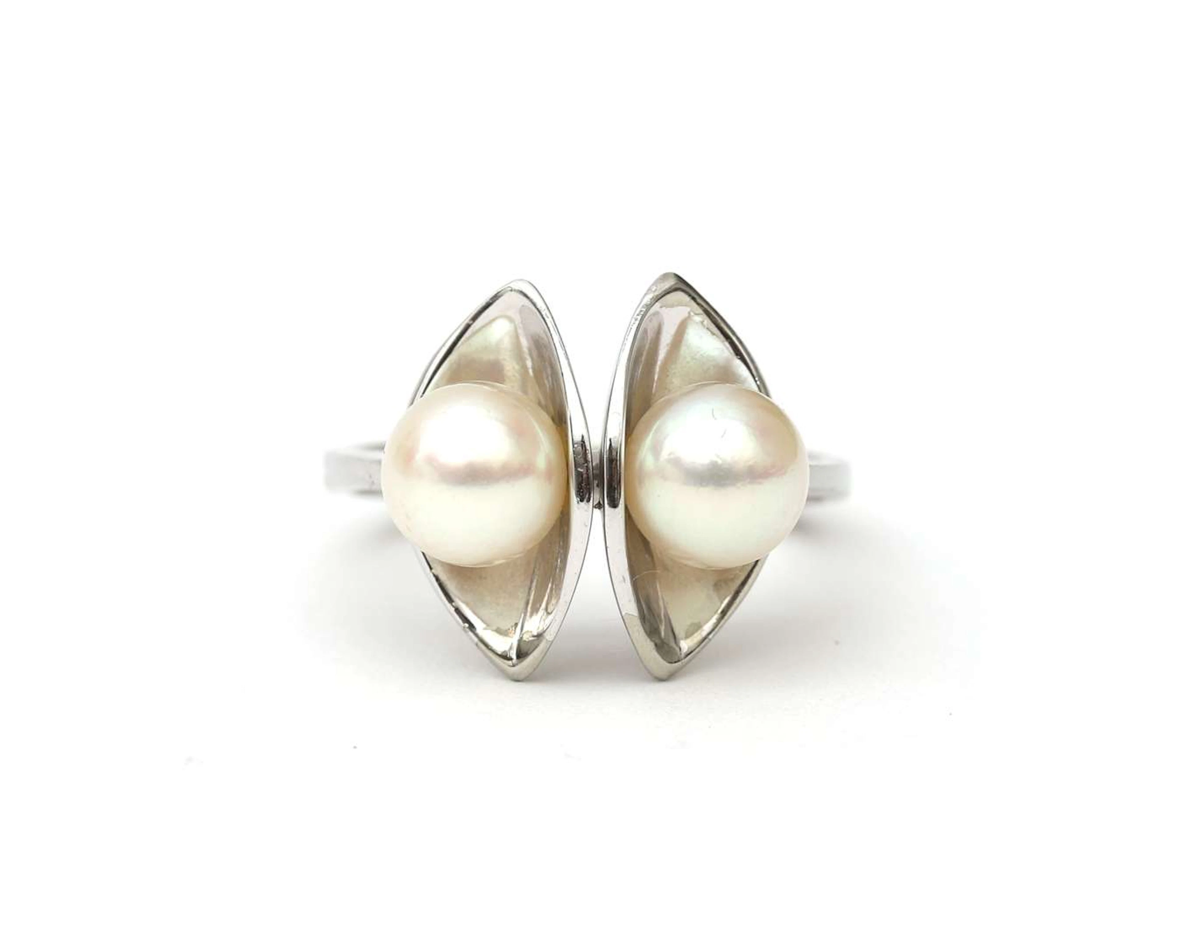 A 14k white gold ring with pearls