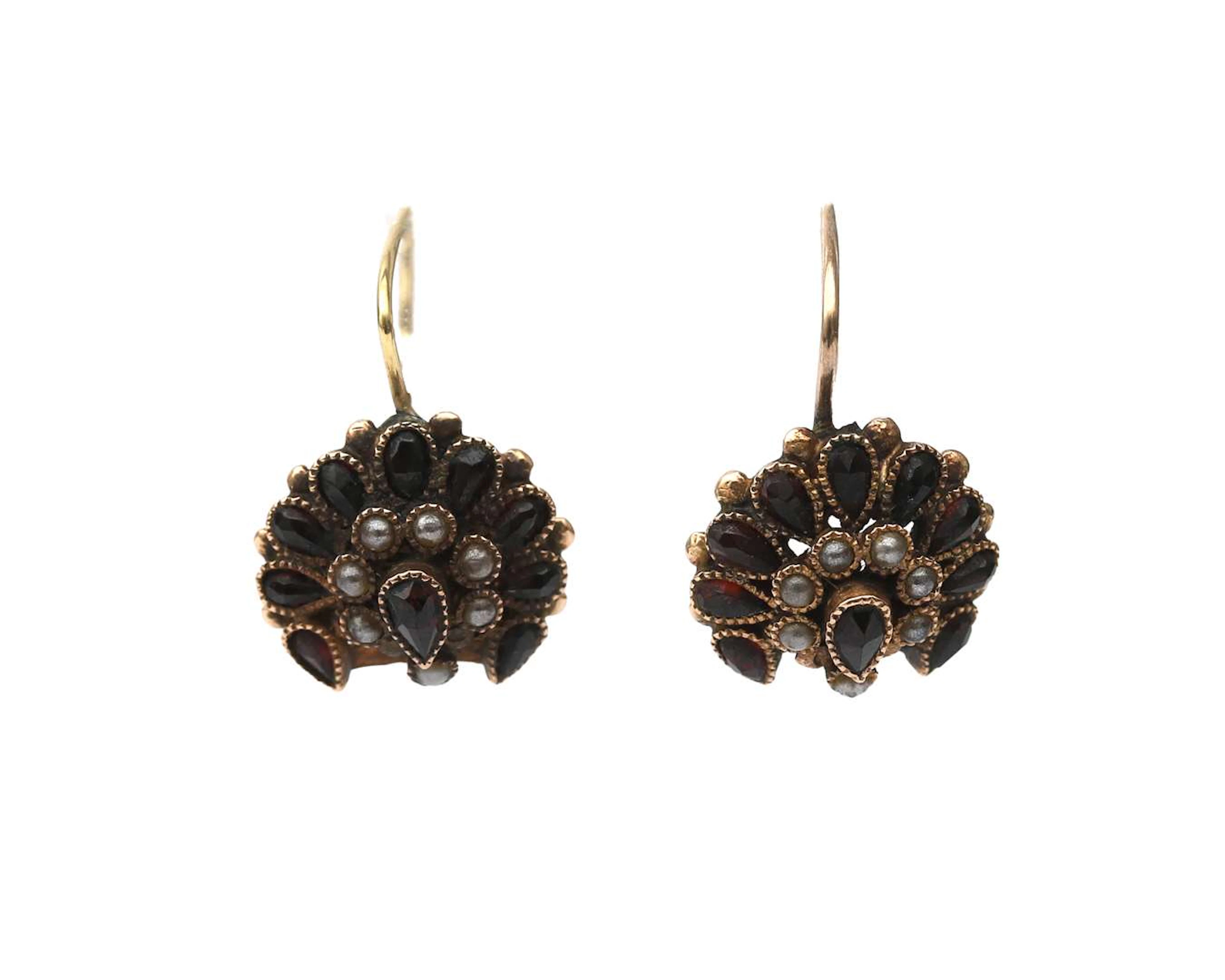 A pair of 577/000 yellow gold earrings with garnet and seed pearl